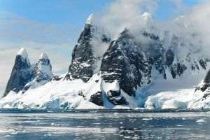 Antarctica sub presiune: schimbări climatice, turism şi activitate ştiinţifică
